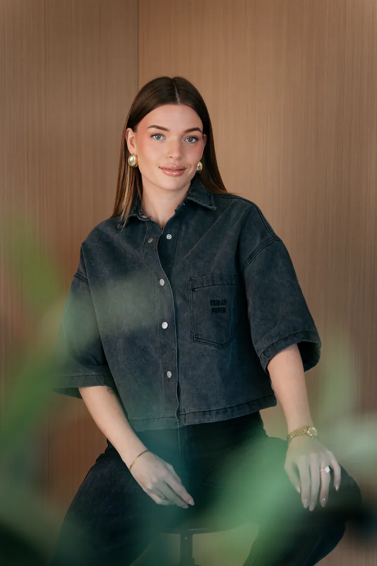 Portret van Eline Vera tegen een houten wand